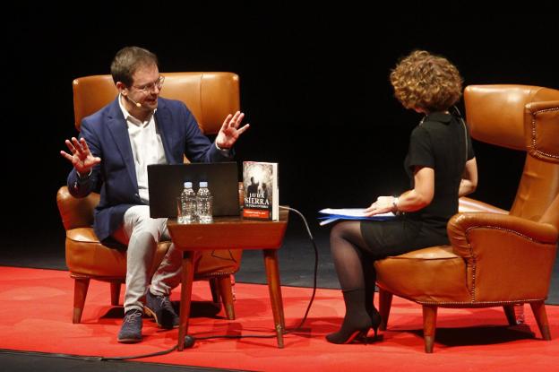 Javier Sierra conversa con Azucena Vence en el Auditorio del Centro Niemeyer