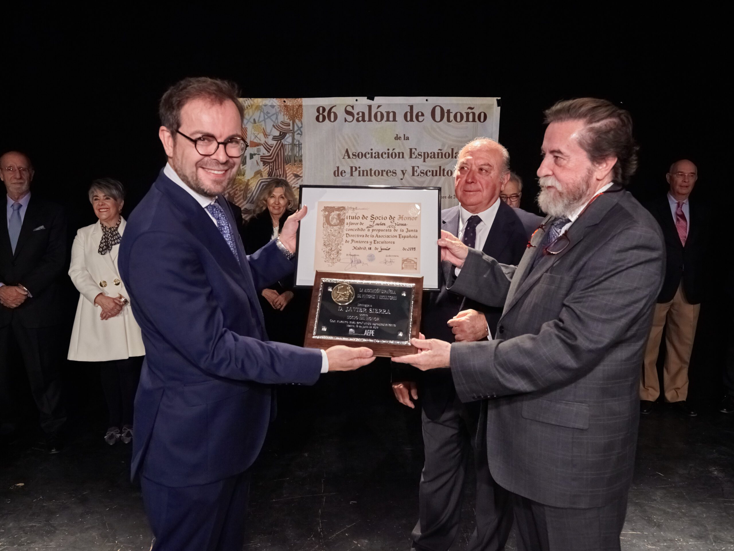 Javier Sierra recibe el premio de Socio de Honor de la Asociación Española de Pintores y Escultores